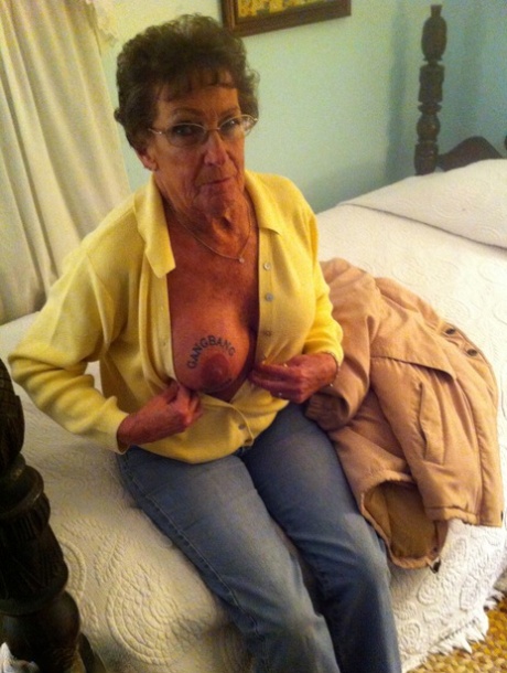 granny baiser hot picture