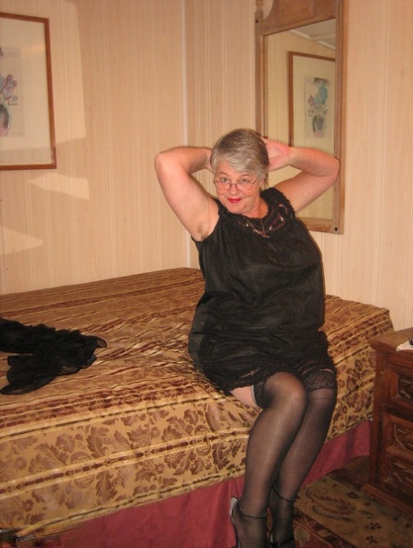 mature women having sex naked pic