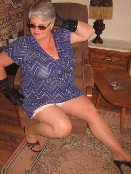 granny spread asstures naked pictures