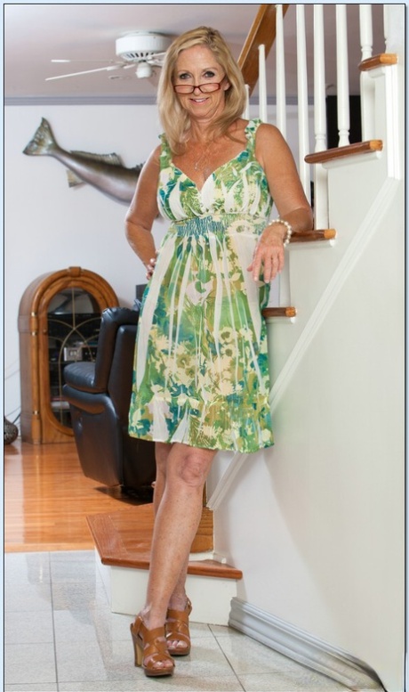 older women shows pussy porn photos