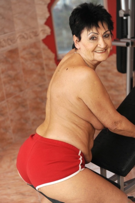 fat granny cleaning naked pic